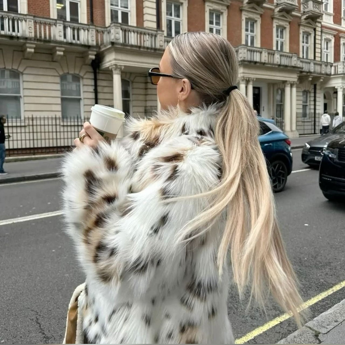 Casaco em pelo sintético com padrão leopardo Celeste