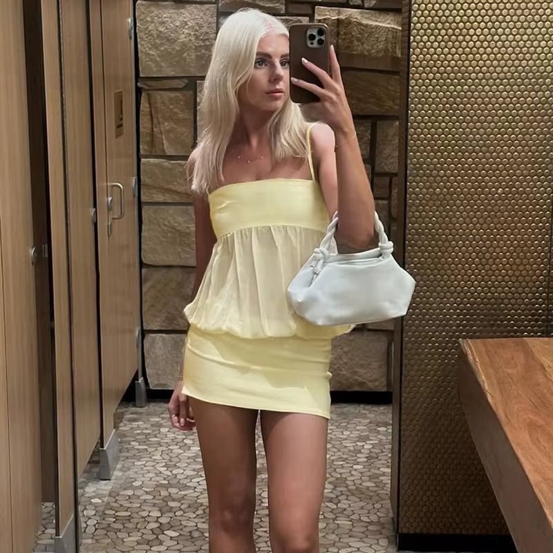 Vestido curto justo Celeste em malha transparente, de ombros descobertos