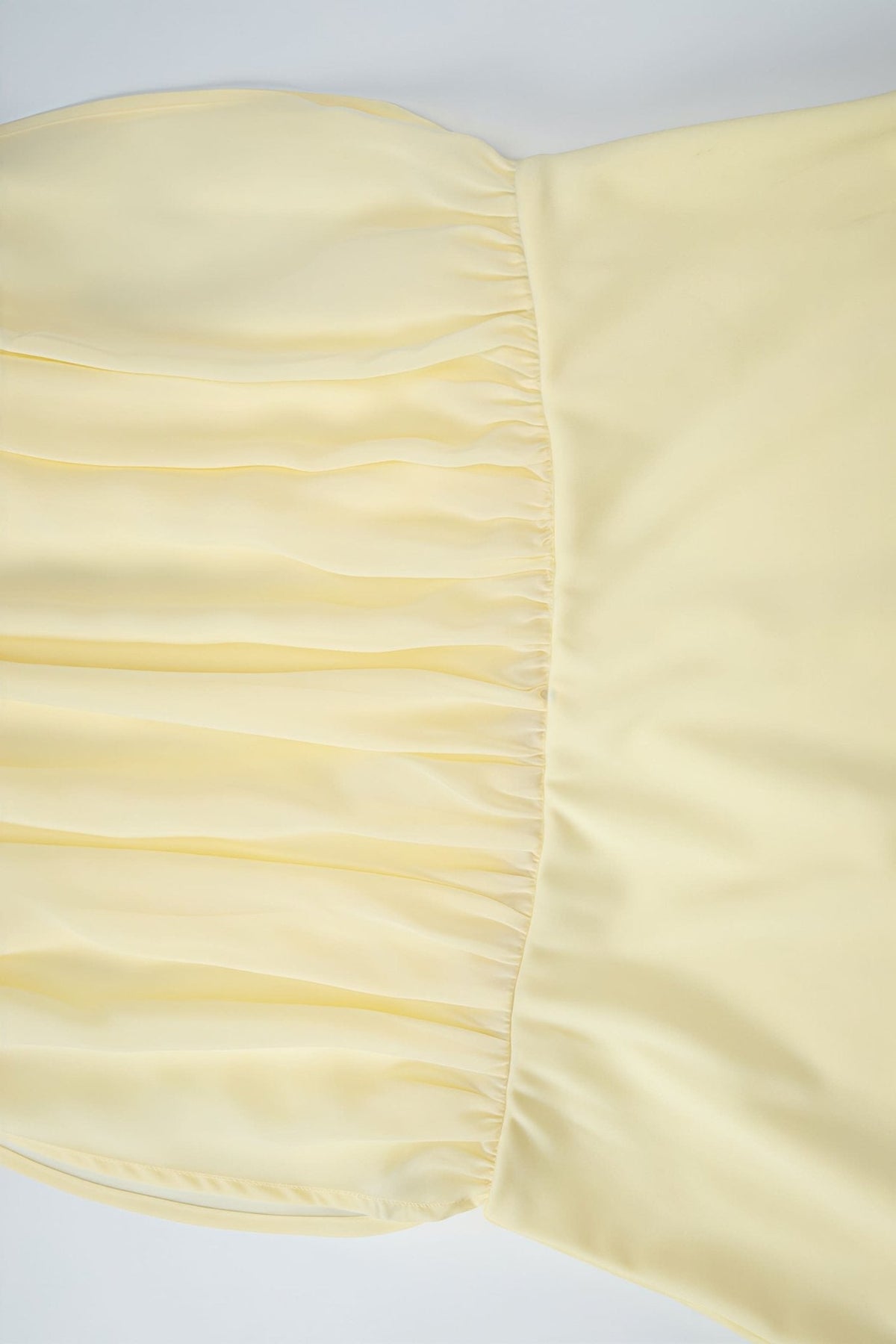 Vestido curto justo Celeste em malha transparente, de ombros descobertos