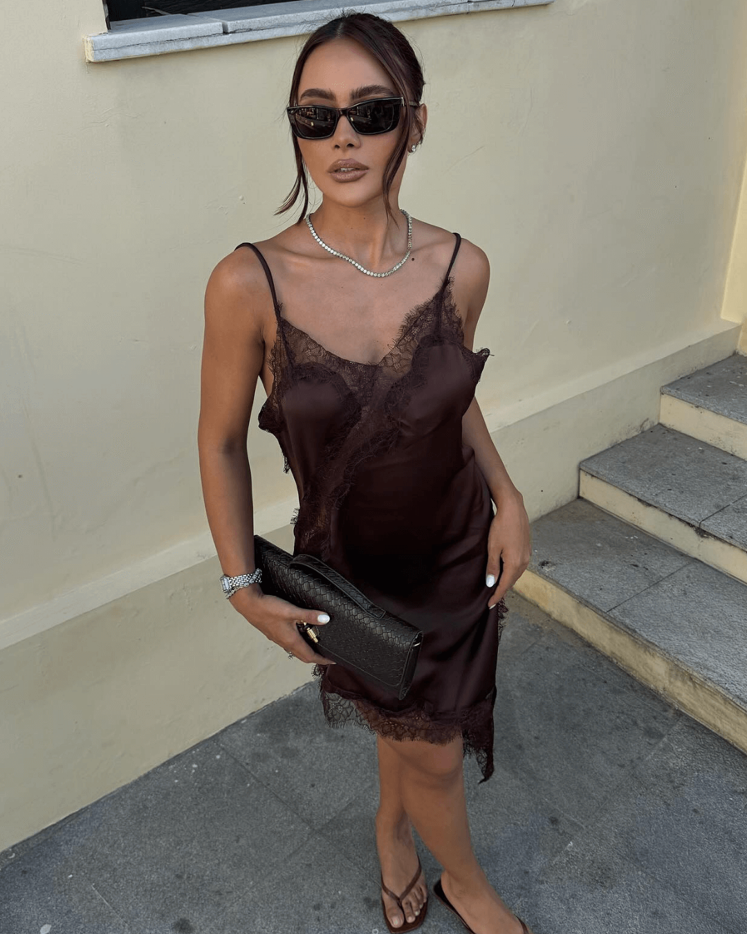 Vestido midi de cetim com renda assimétrica Chiara