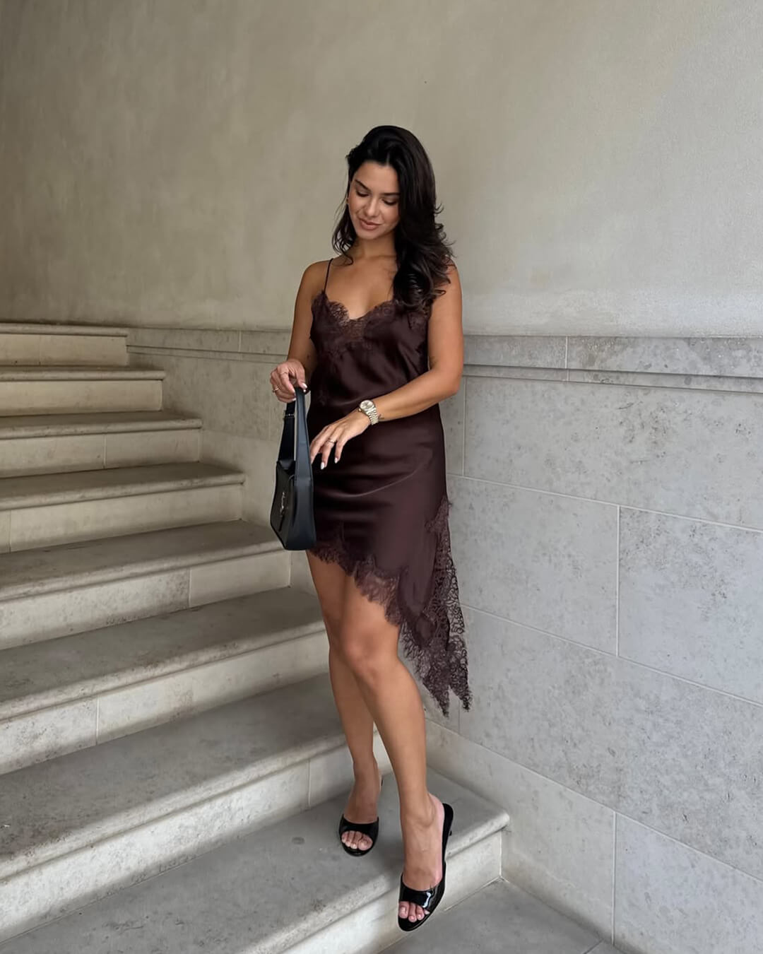 Vestido midi de cetim com renda assimétrica Chiara