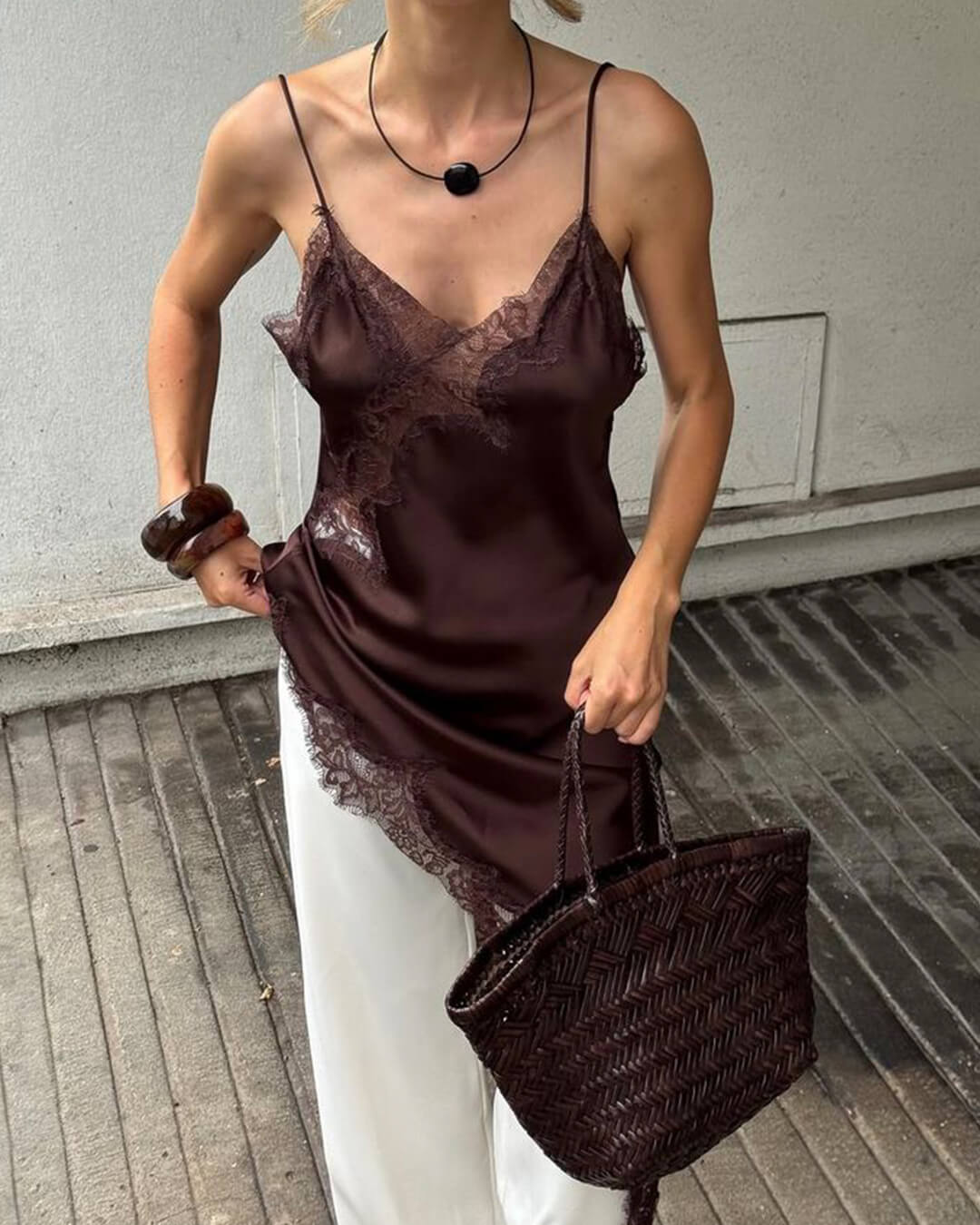 Vestido midi de cetim com renda assimétrica Chiara