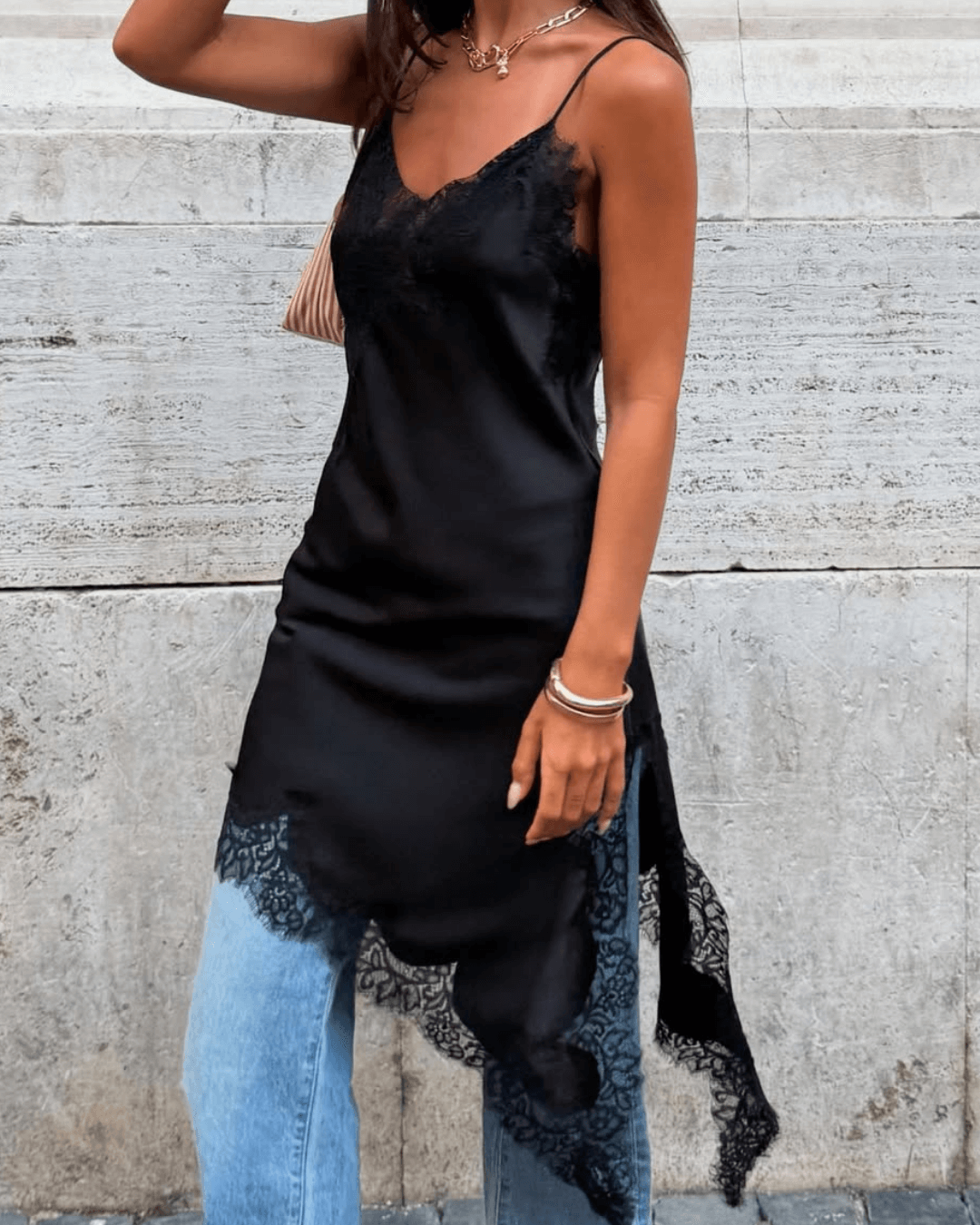 Vestido midi de cetim com renda assimétrica Chiara