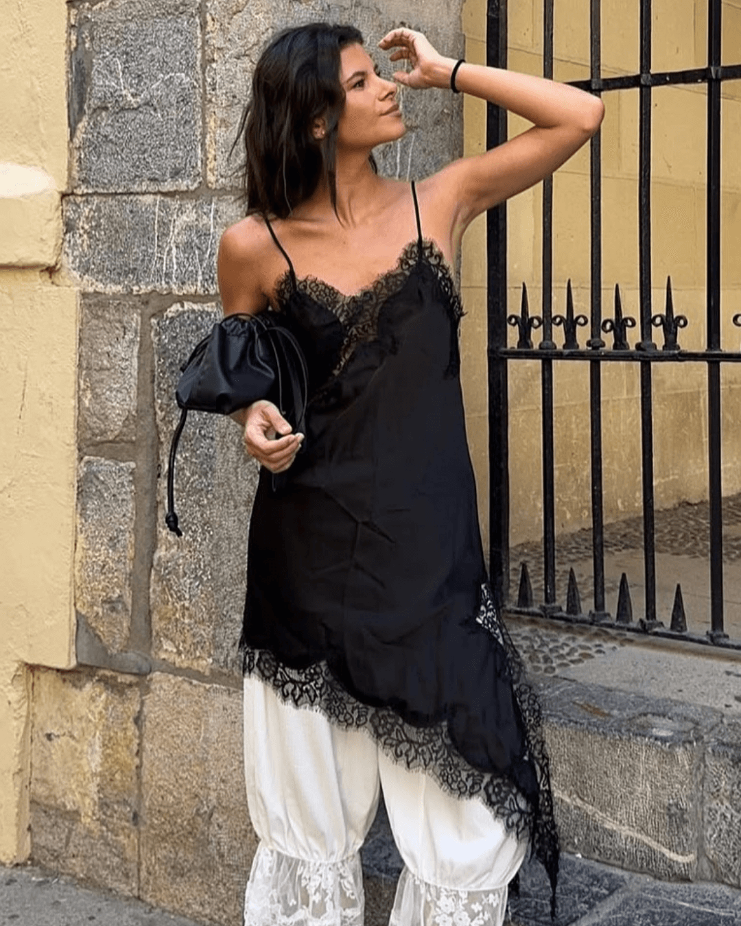 Vestido midi de cetim com renda assimétrica Chiara