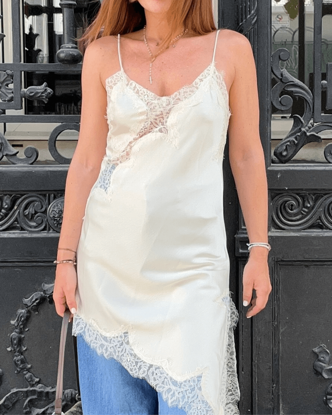 Vestido midi de cetim com renda assimétrica Chiara