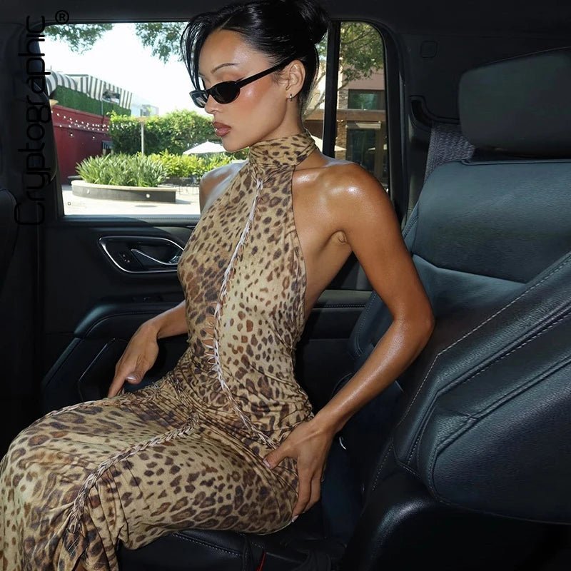 Vestido maxi com decote halter e padrão leopardo Cindy