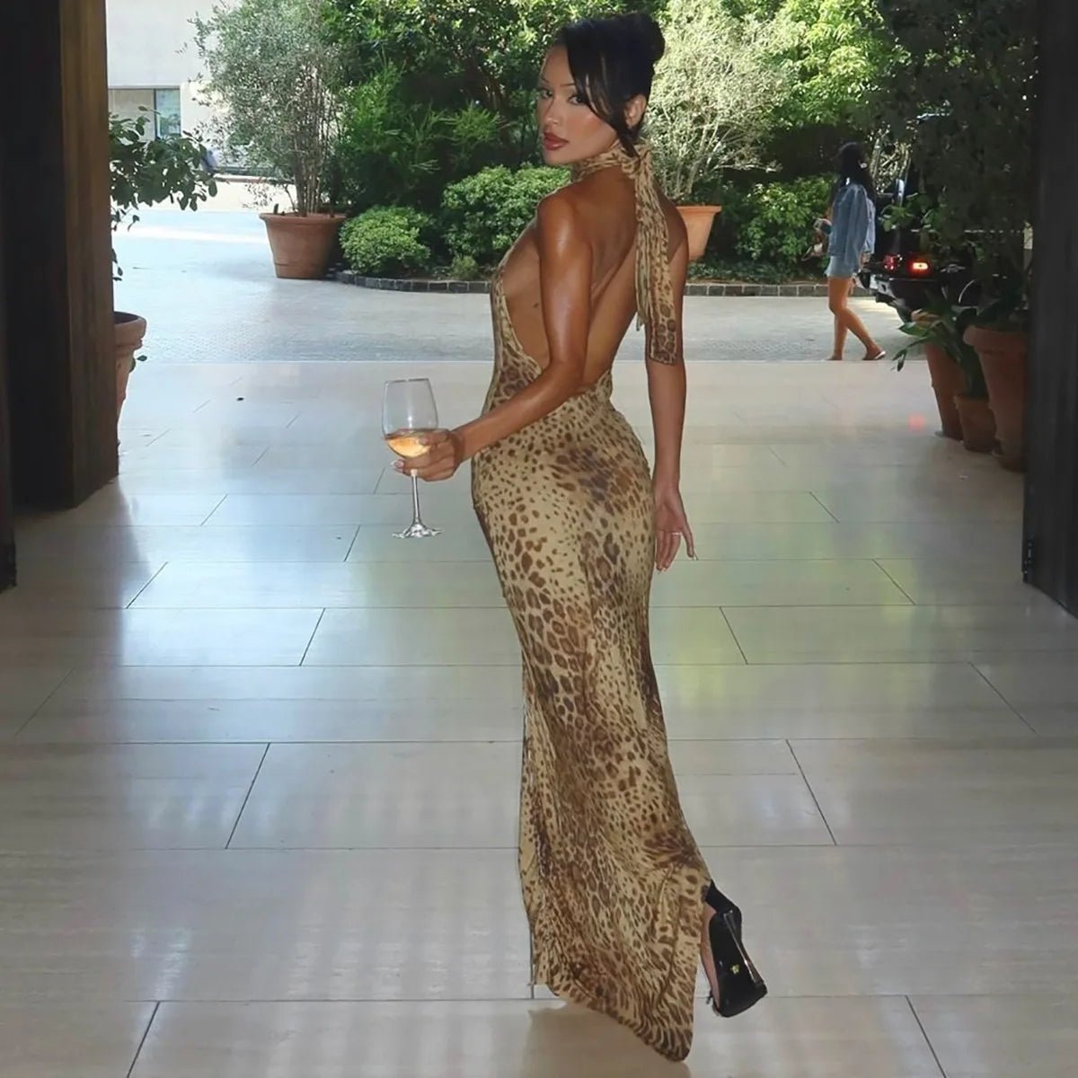 Vestido maxi com decote halter e padrão leopardo Cindy