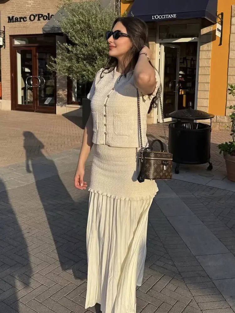 Conjunto Claudia de camisola de malha e saia plissada