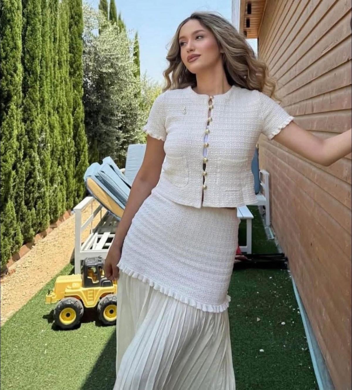 Conjunto Claudia de camisola de malha e saia plissada