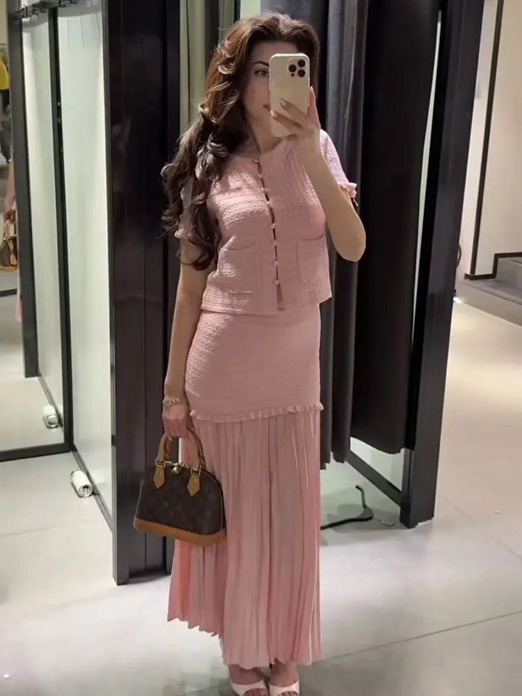 Conjunto Claudia de camisola de malha e saia plissada
