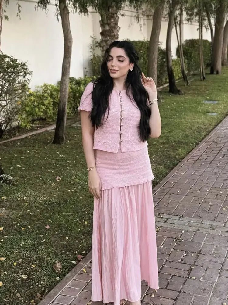 Conjunto Claudia de camisola de malha e saia plissada