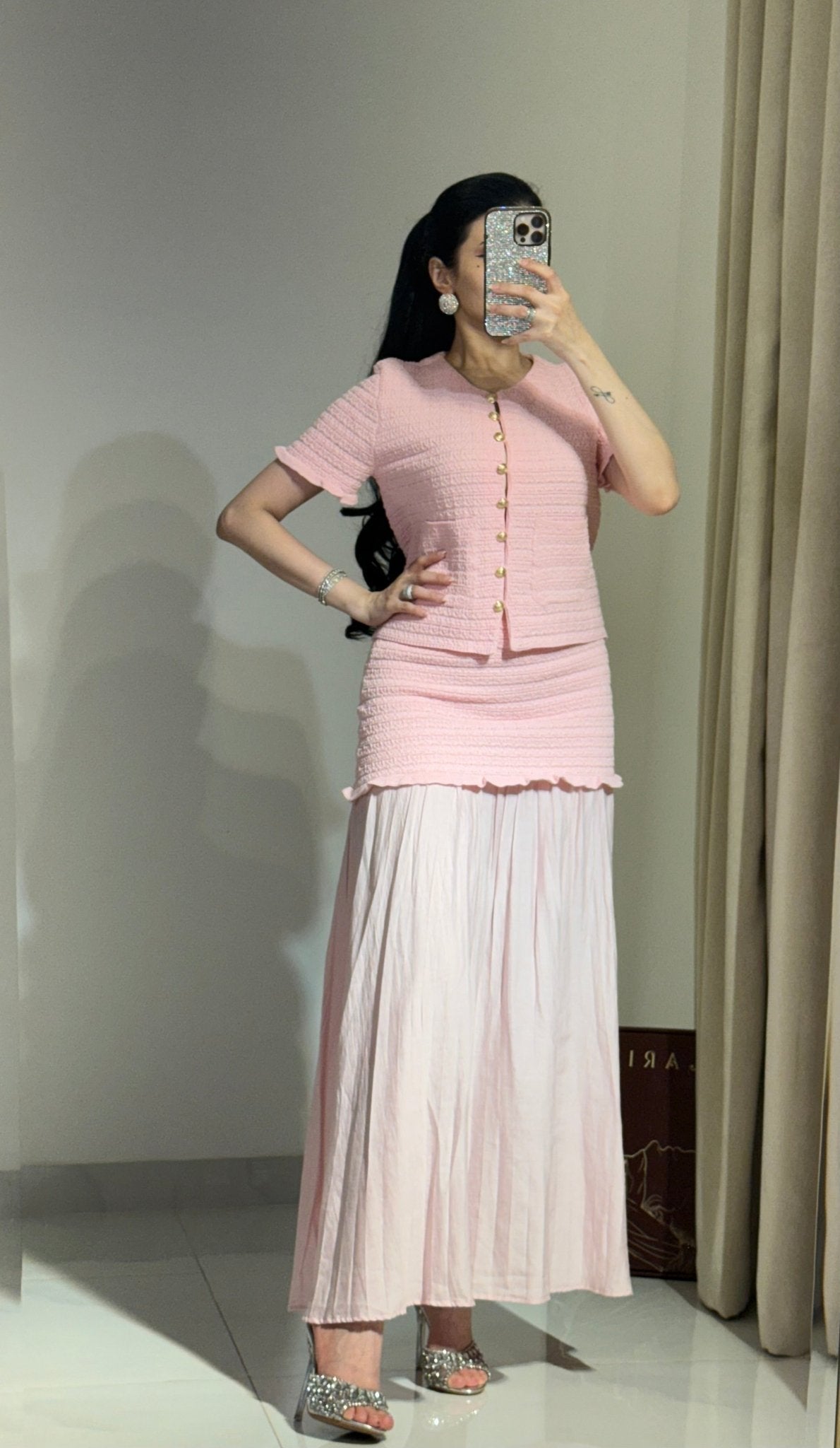 Conjunto Claudia de camisola de malha e saia plissada