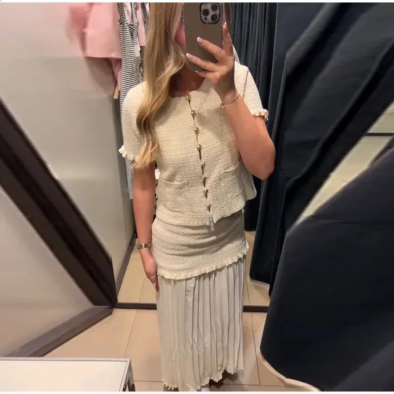 Conjunto Claudia de camisola de malha e saia plissada