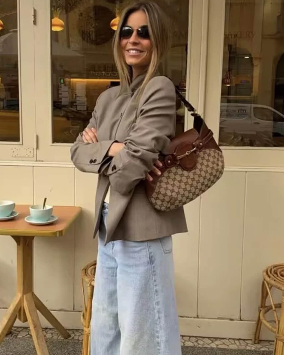 Blazer Cleo com gola subida e fecho de botões