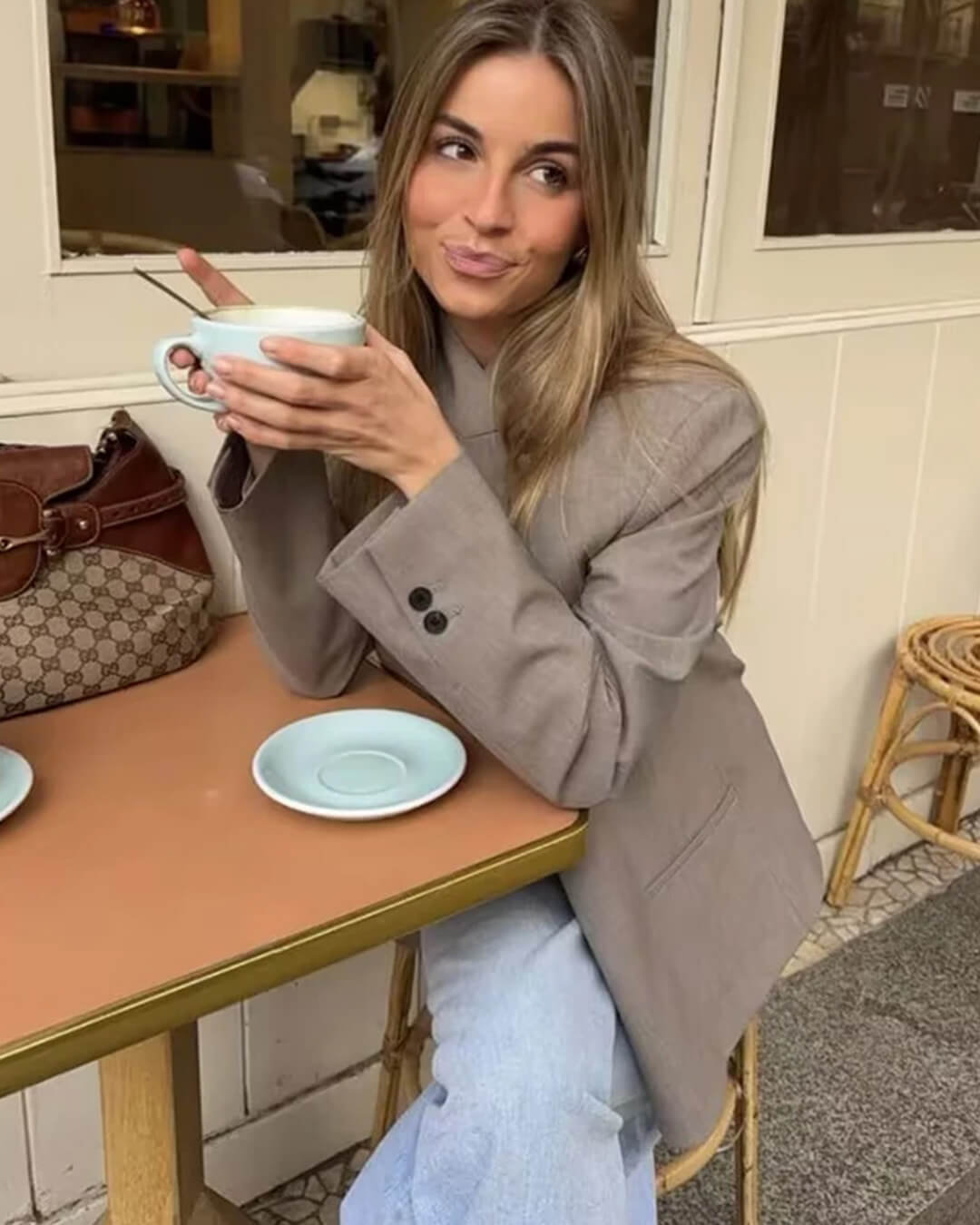 Blazer Cleo com gola subida e fecho de botões