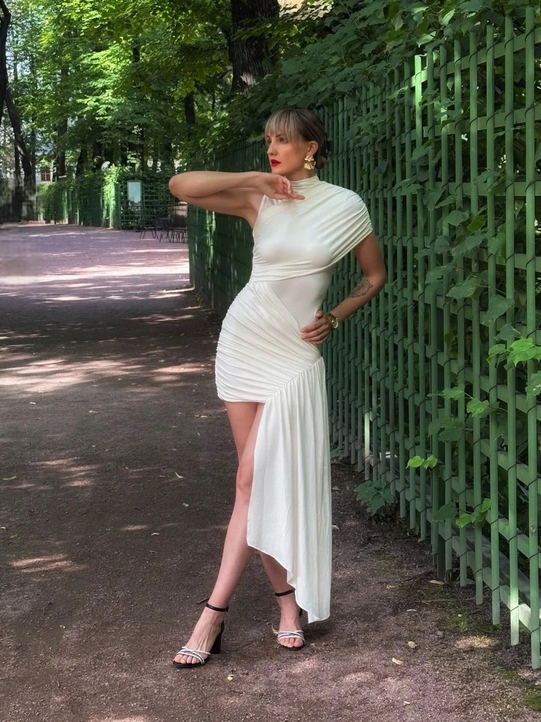 Vestido curto com folhos Dana