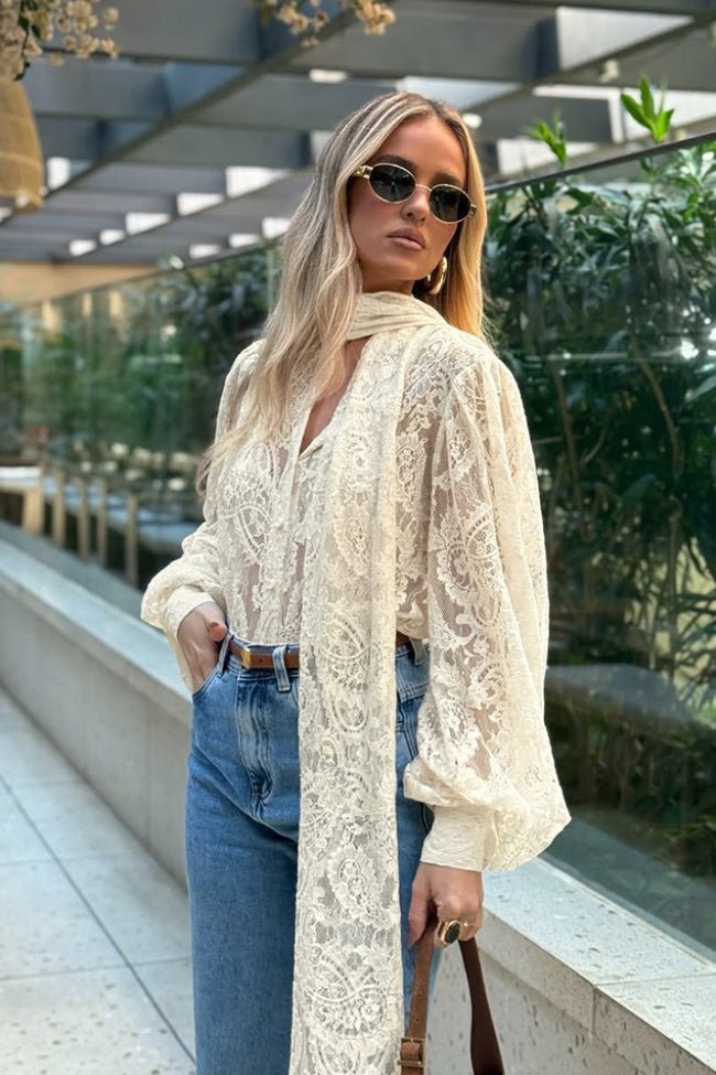 Blusa de renda transparente com laço Dunja