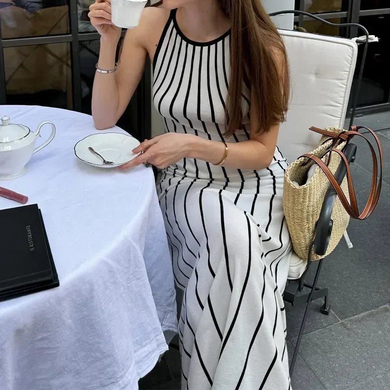 Vestido maxi Elena de malha, sem mangas e às riscas