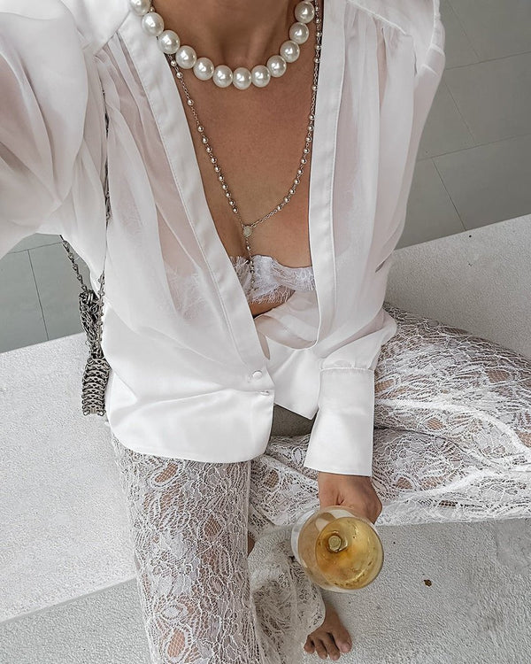 Blusa transparente Elisa com botões e decote profundo