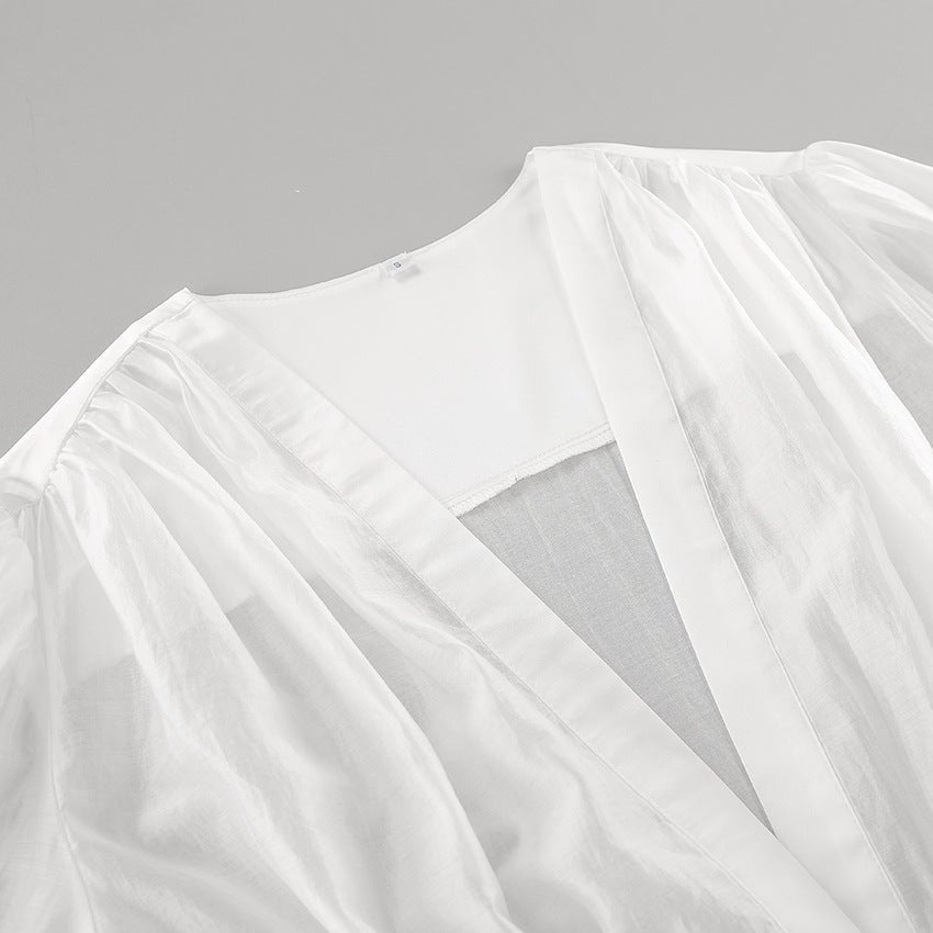 Blusa transparente Elisa com botões e decote profundo