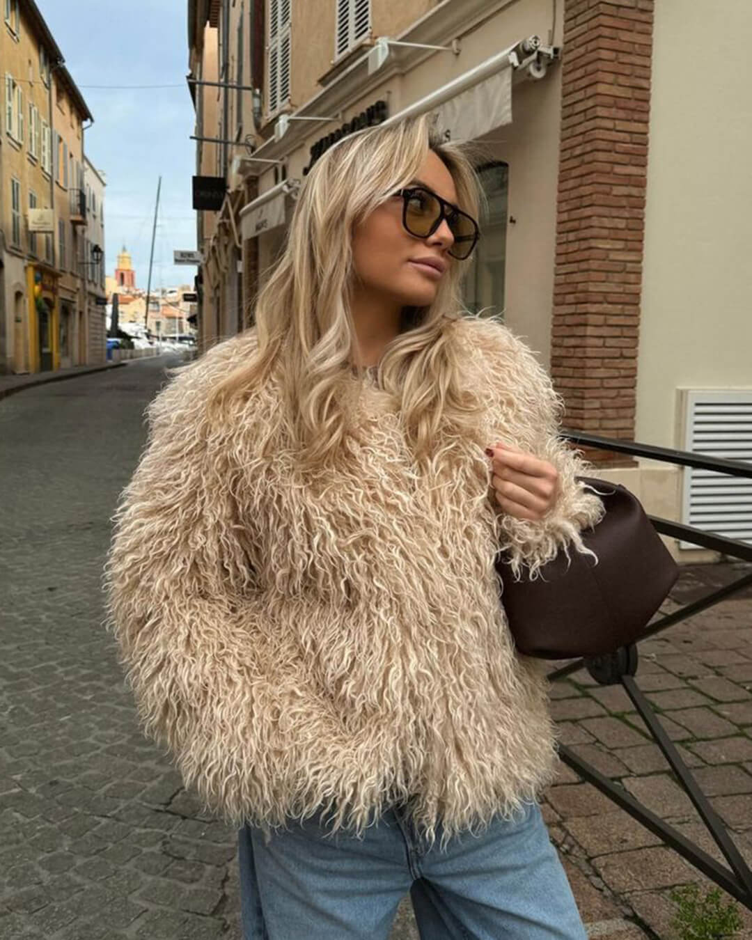 Casaco curto de pelo sintético fofo Elsie