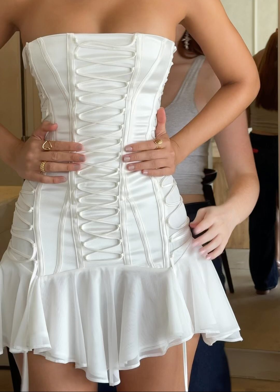 Vestido mini sereia sem alças, com cordões Emilia