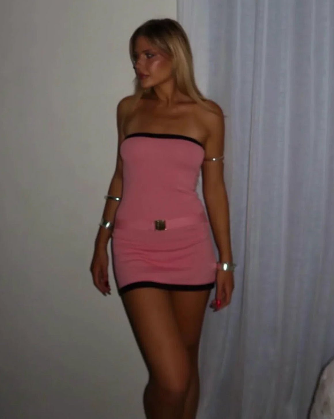 Vestido curto de malha cai-cai com detalhe de fivela Eva
