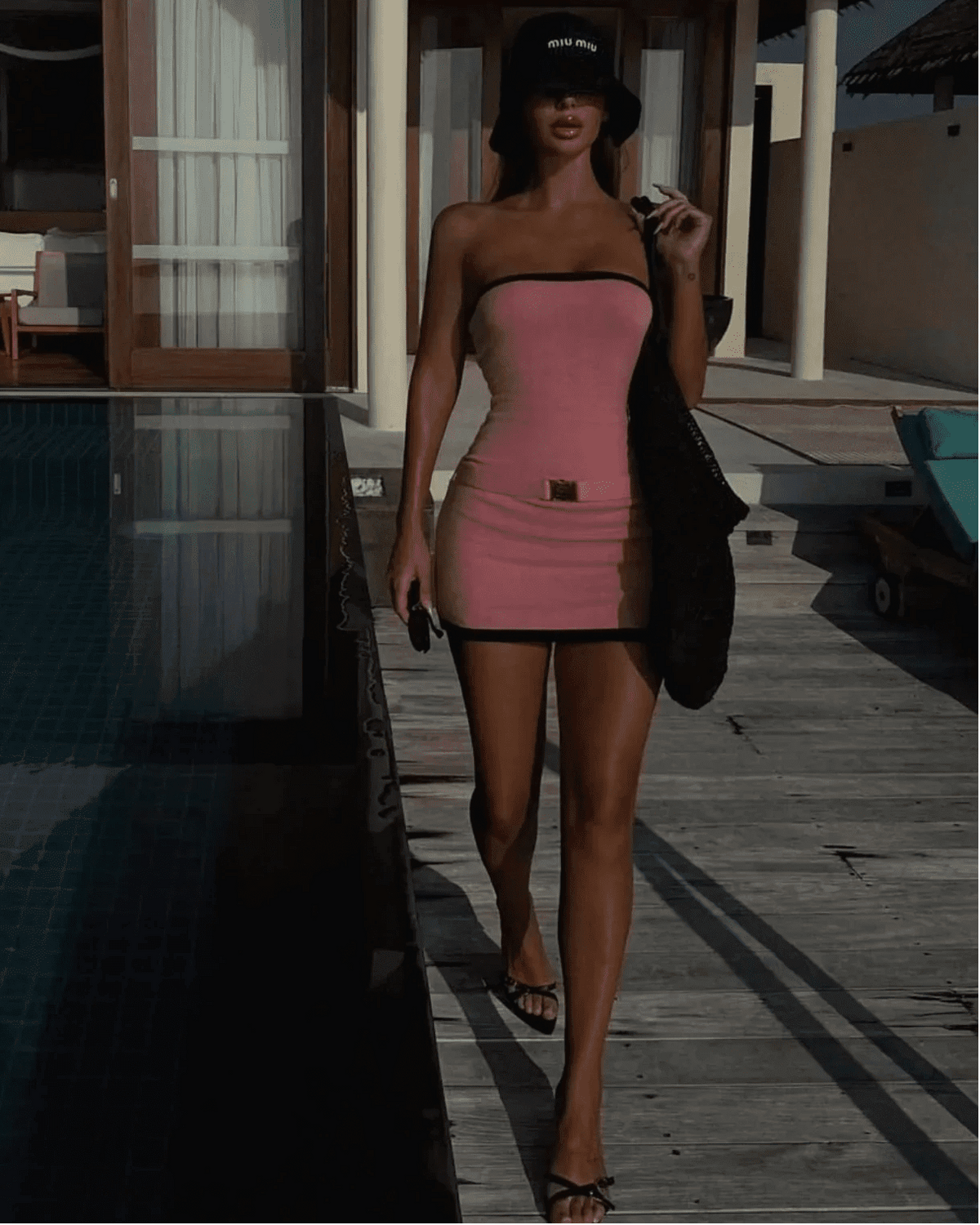 Vestido curto de malha cai-cai com detalhe de fivela Eva
