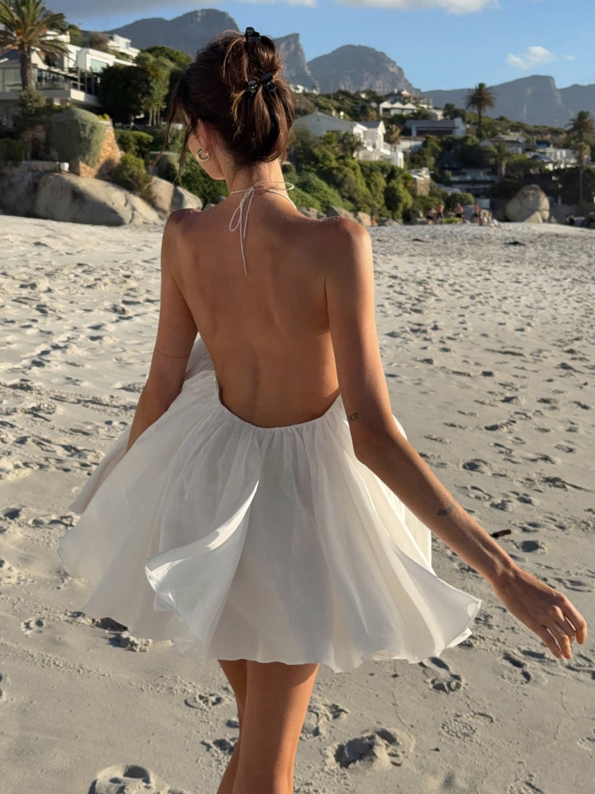 Vestido de praia sem costas com decote halter Evelyn