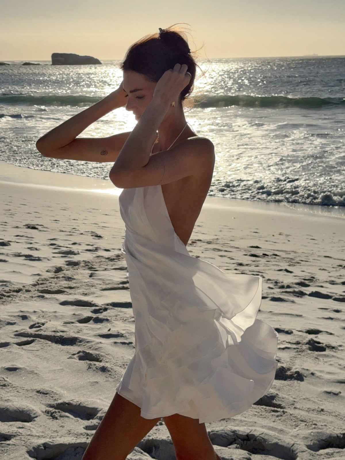 Vestido de praia sem costas com decote halter Evelyn