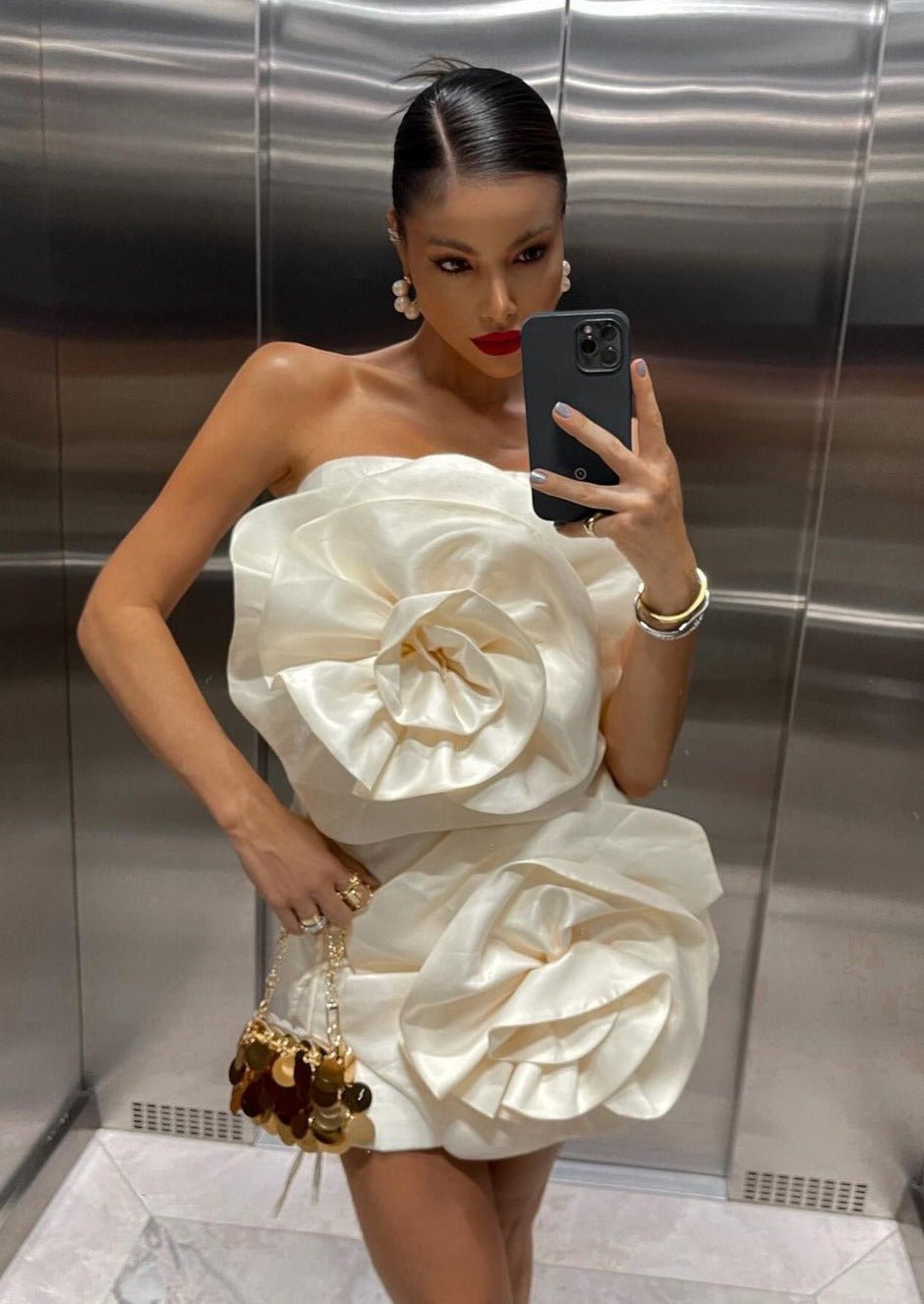 Vestido curto Feliz com flores 3D e sem alças