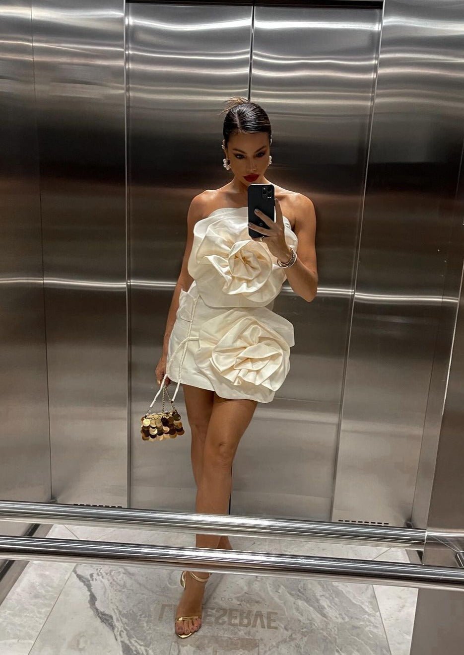 Vestido curto Feliz com flores 3D e sem alças