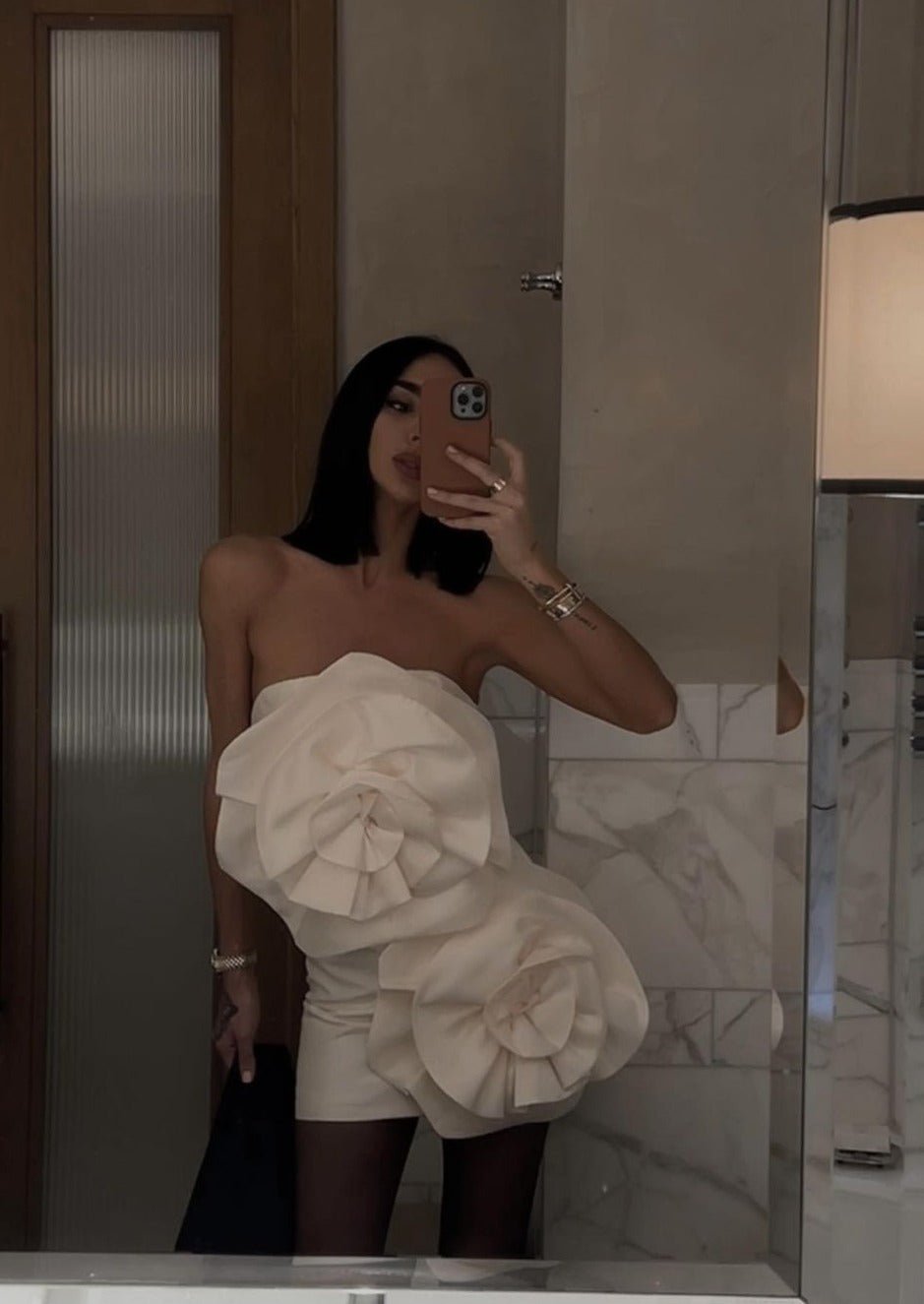 Vestido curto Feliz com flores 3D e sem alças