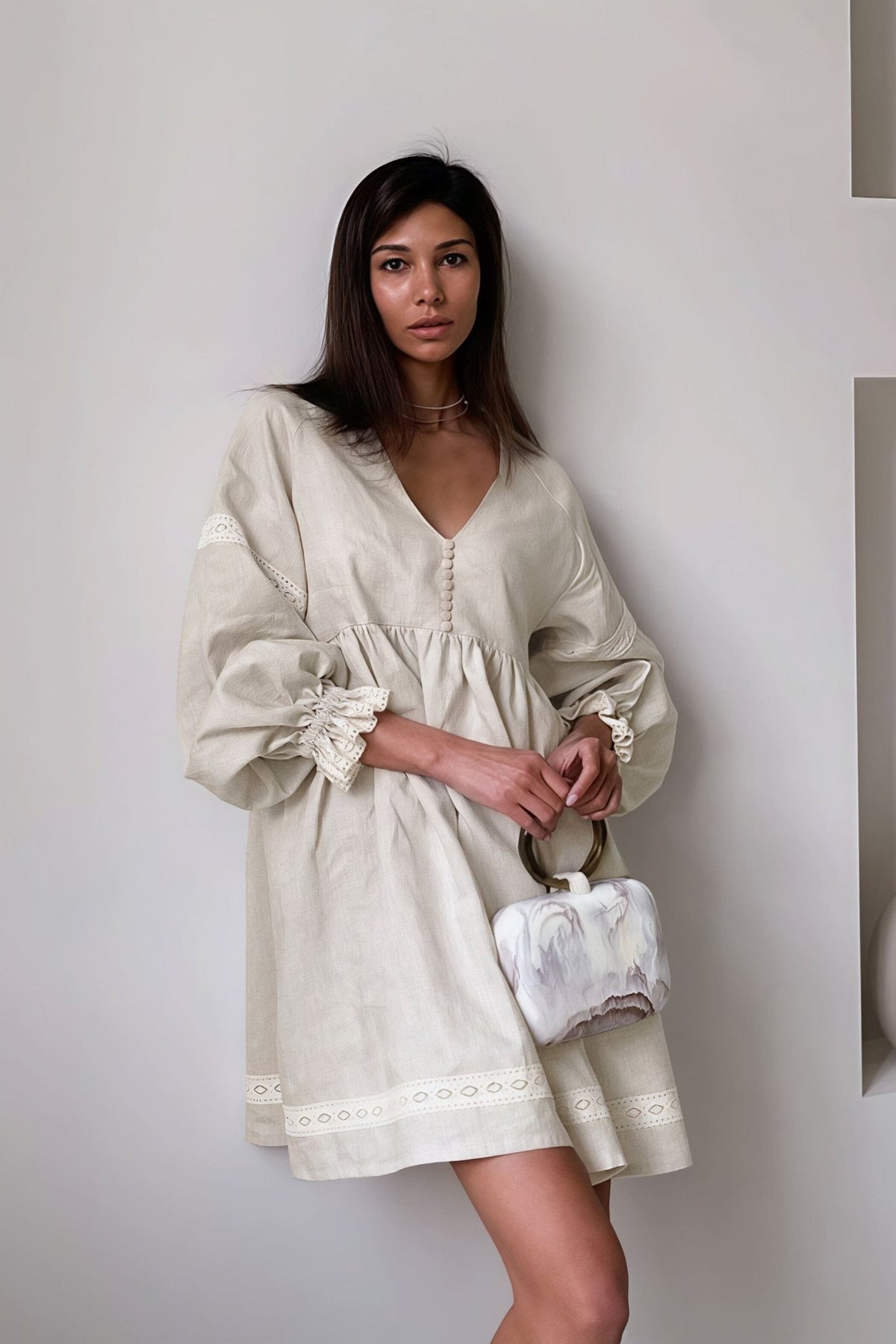 Vestido curto Femke com decote em V e mangas balão
