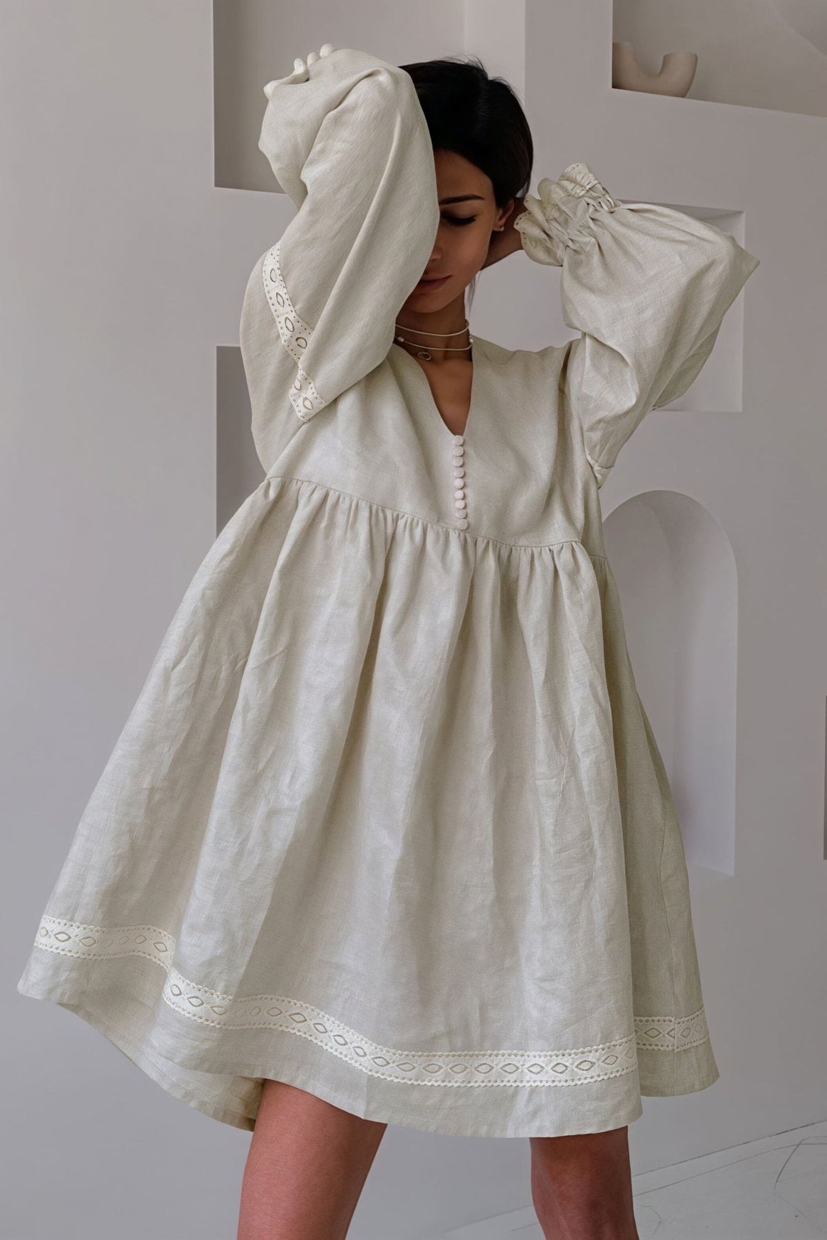 Vestido curto Femke com decote em V e mangas balão