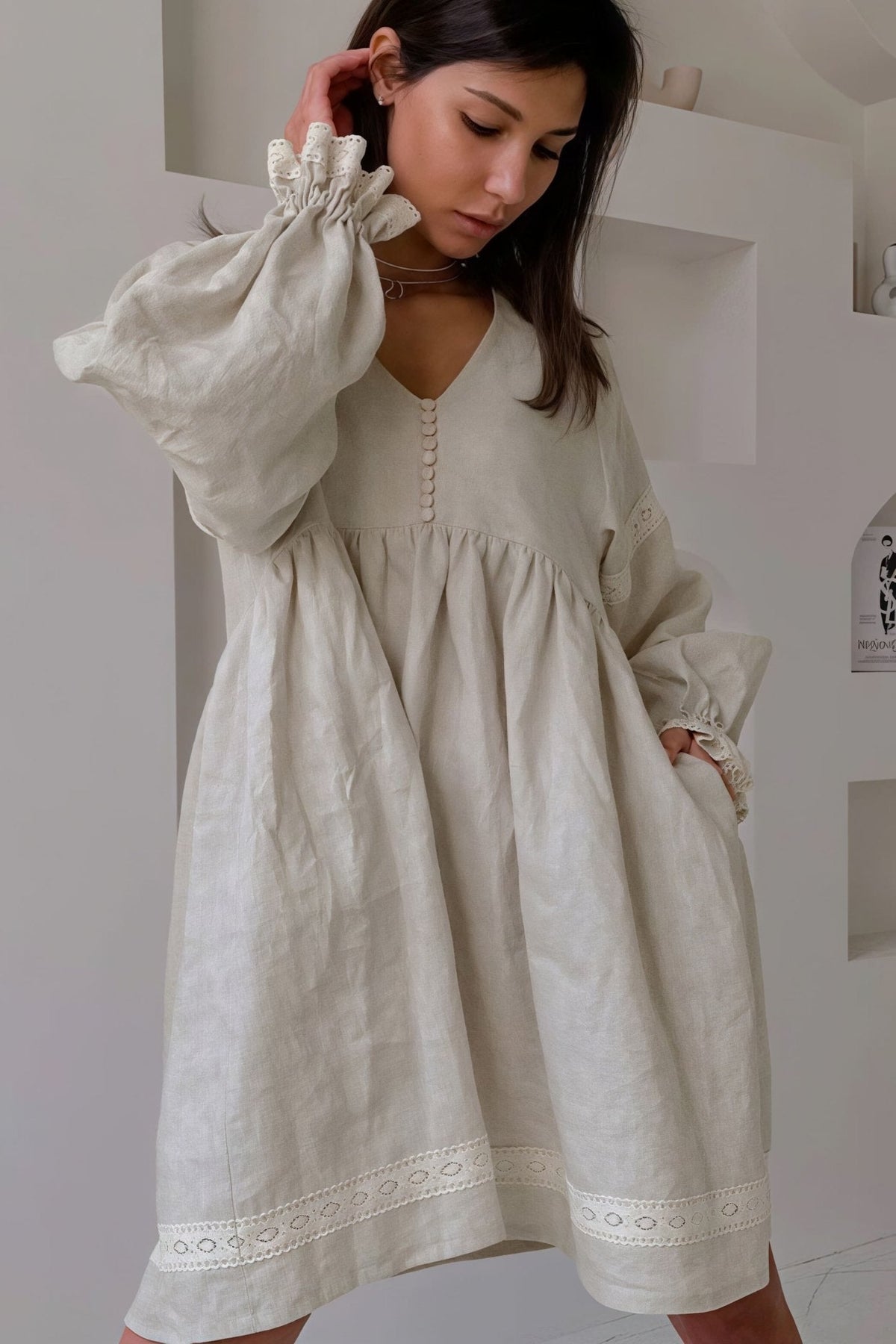Vestido curto Femke com decote em V e mangas balão