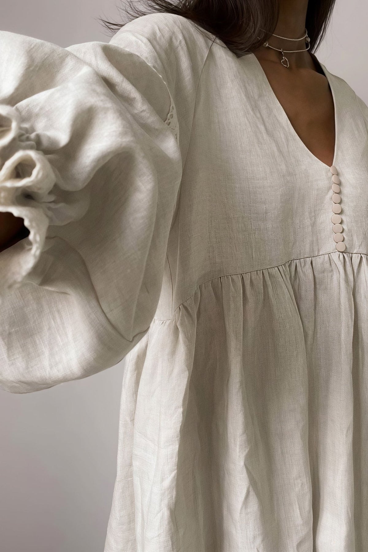 Vestido curto Femke com decote em V e mangas balão