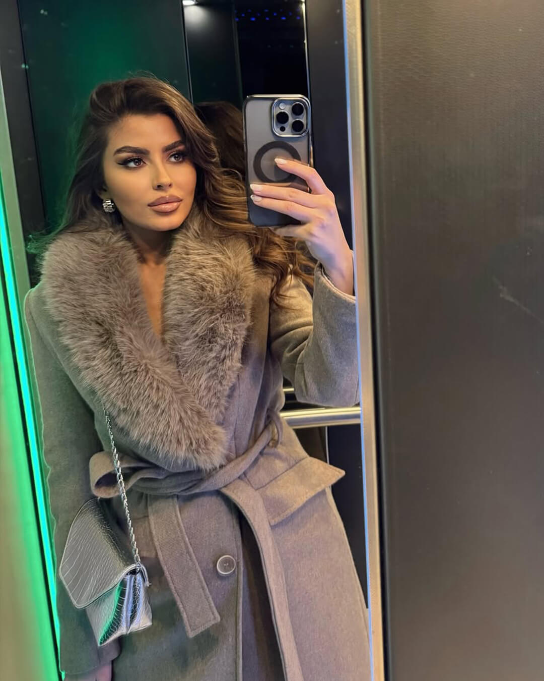 Casaco maxi com gola de pelo sintético Flora