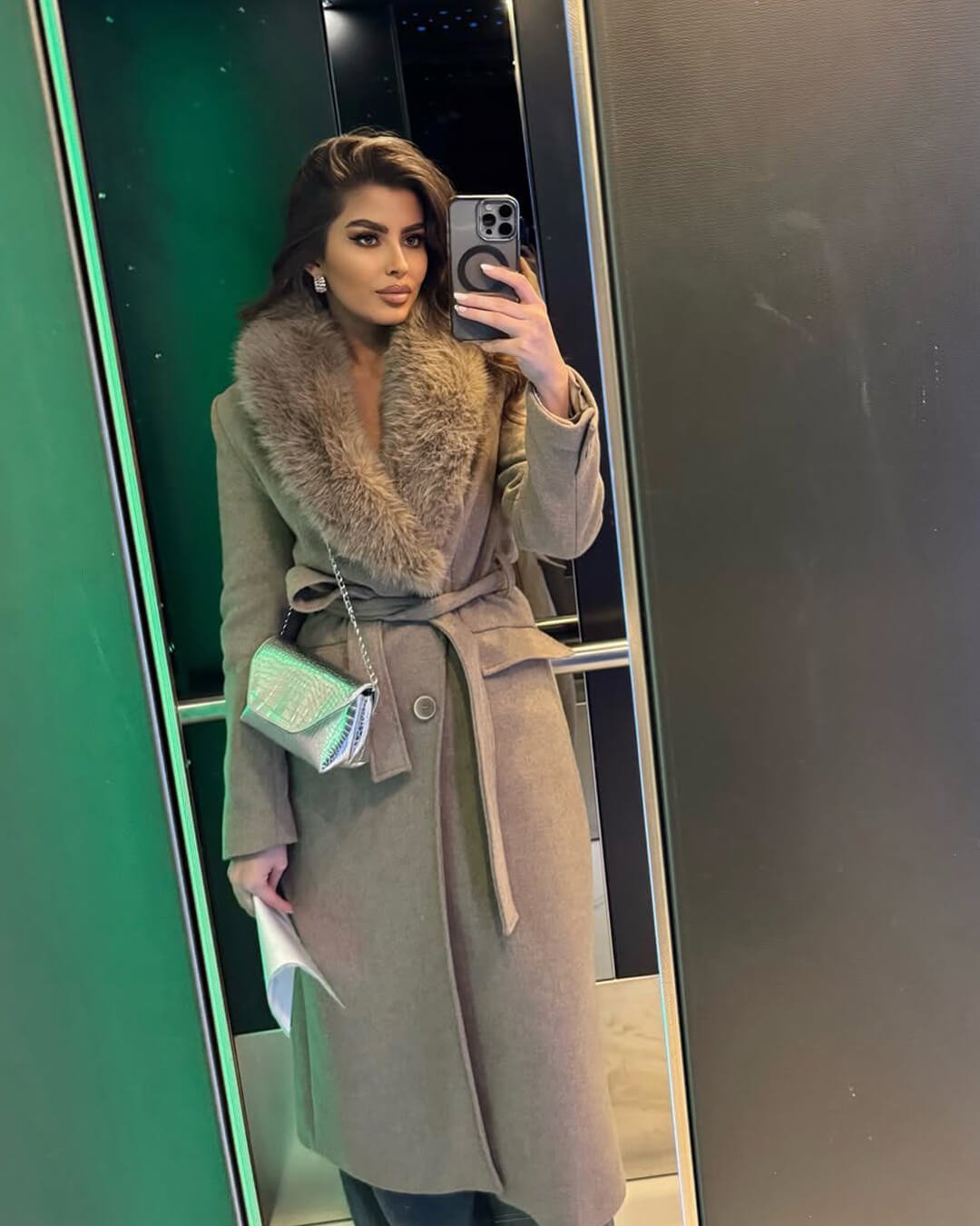 Casaco maxi com gola de pelo sintético Flora
