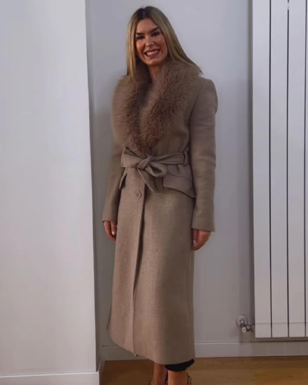 Casaco maxi com gola de pelo sintético Flora