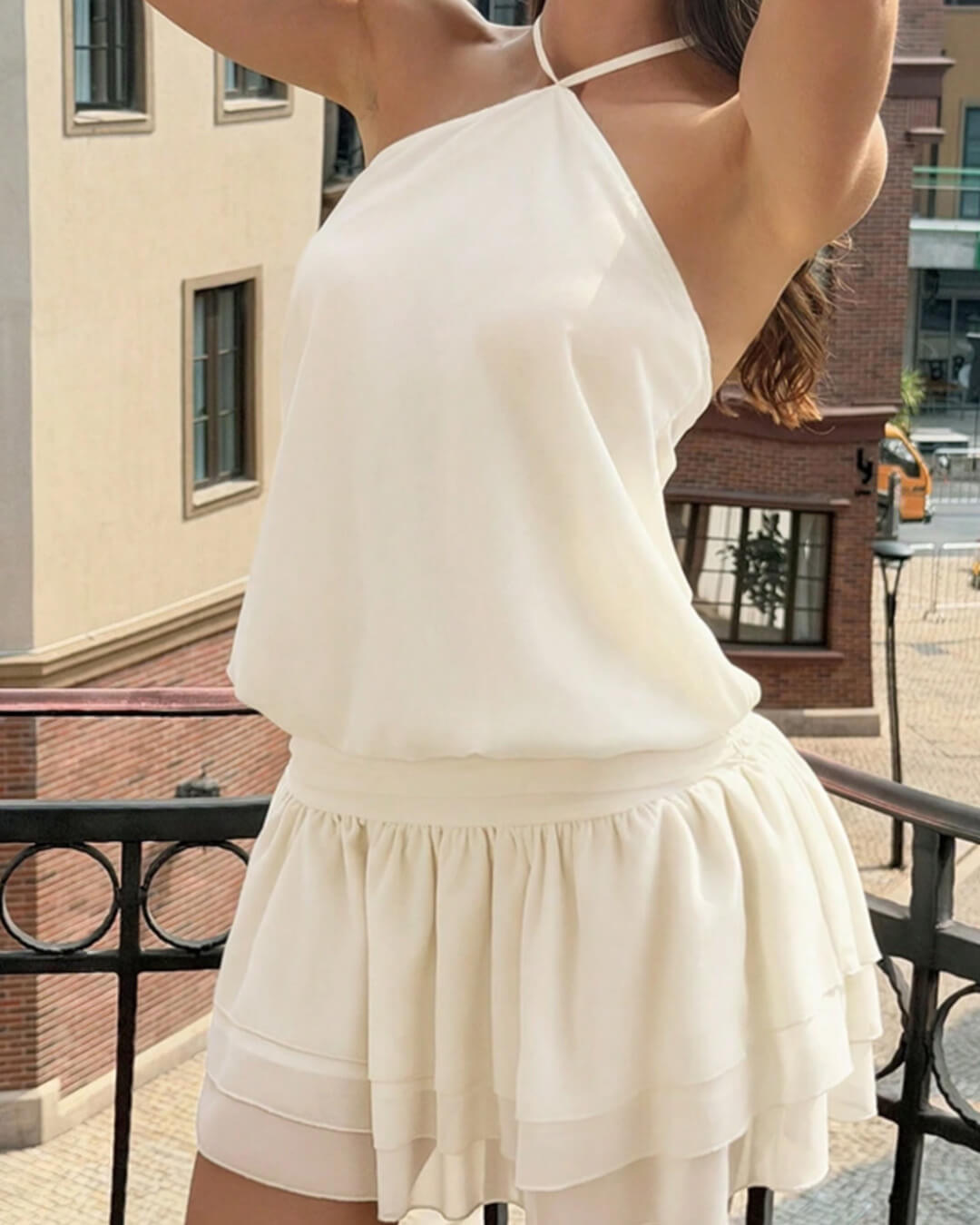 Vestido mini halter com costas abertas Floriana