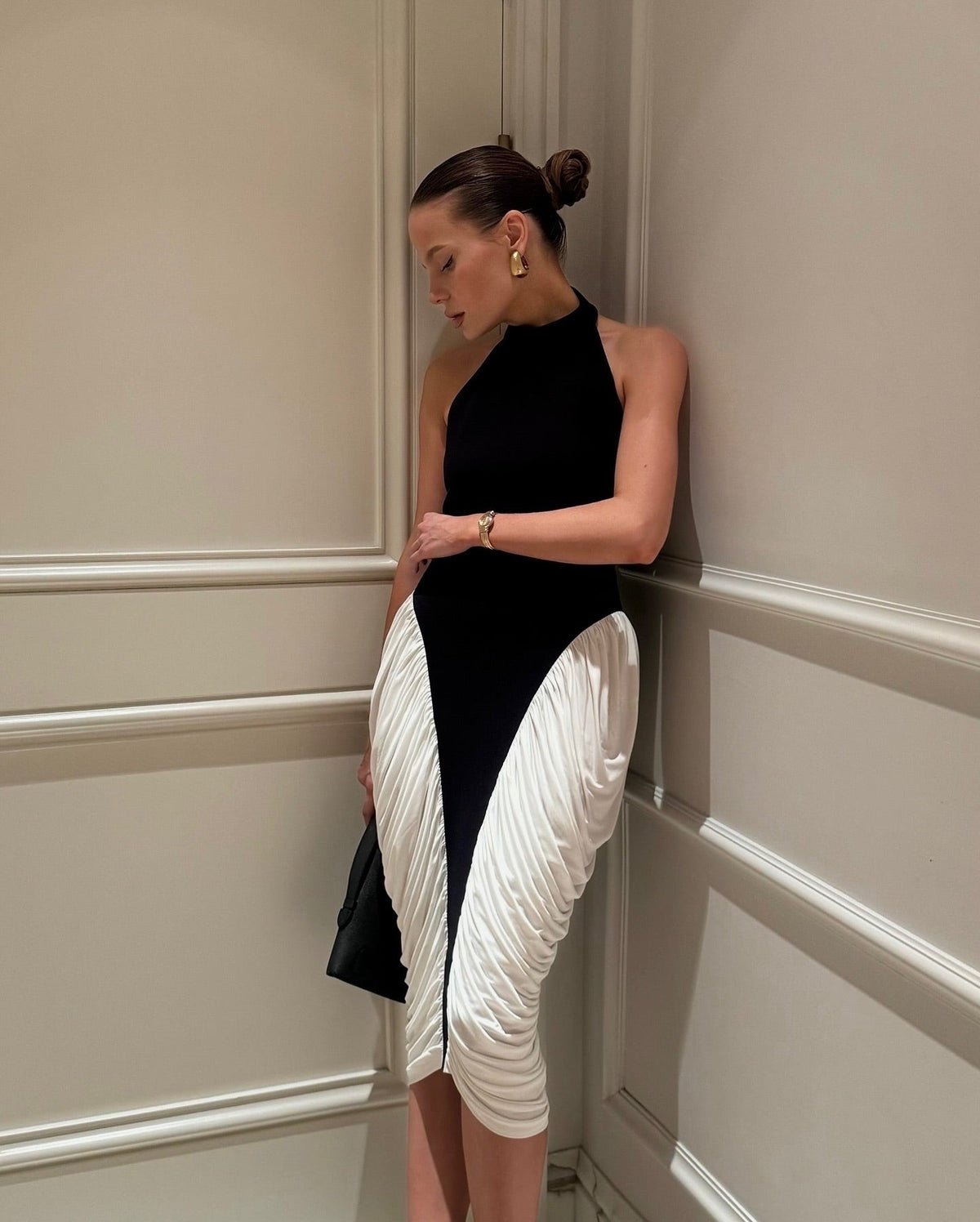 Vestido midi Francesca plissado, com gola subida e costas descobertas