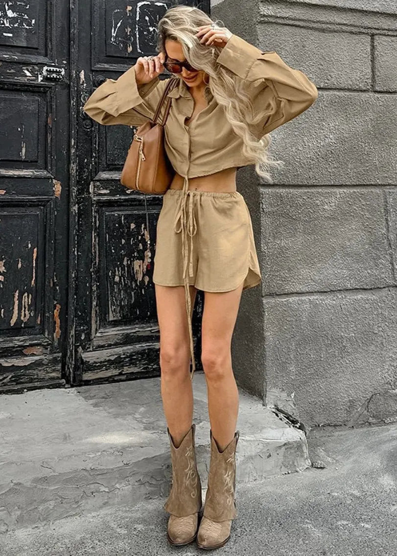 Conjunto Gabrielle de camisa curta e calções com cordão