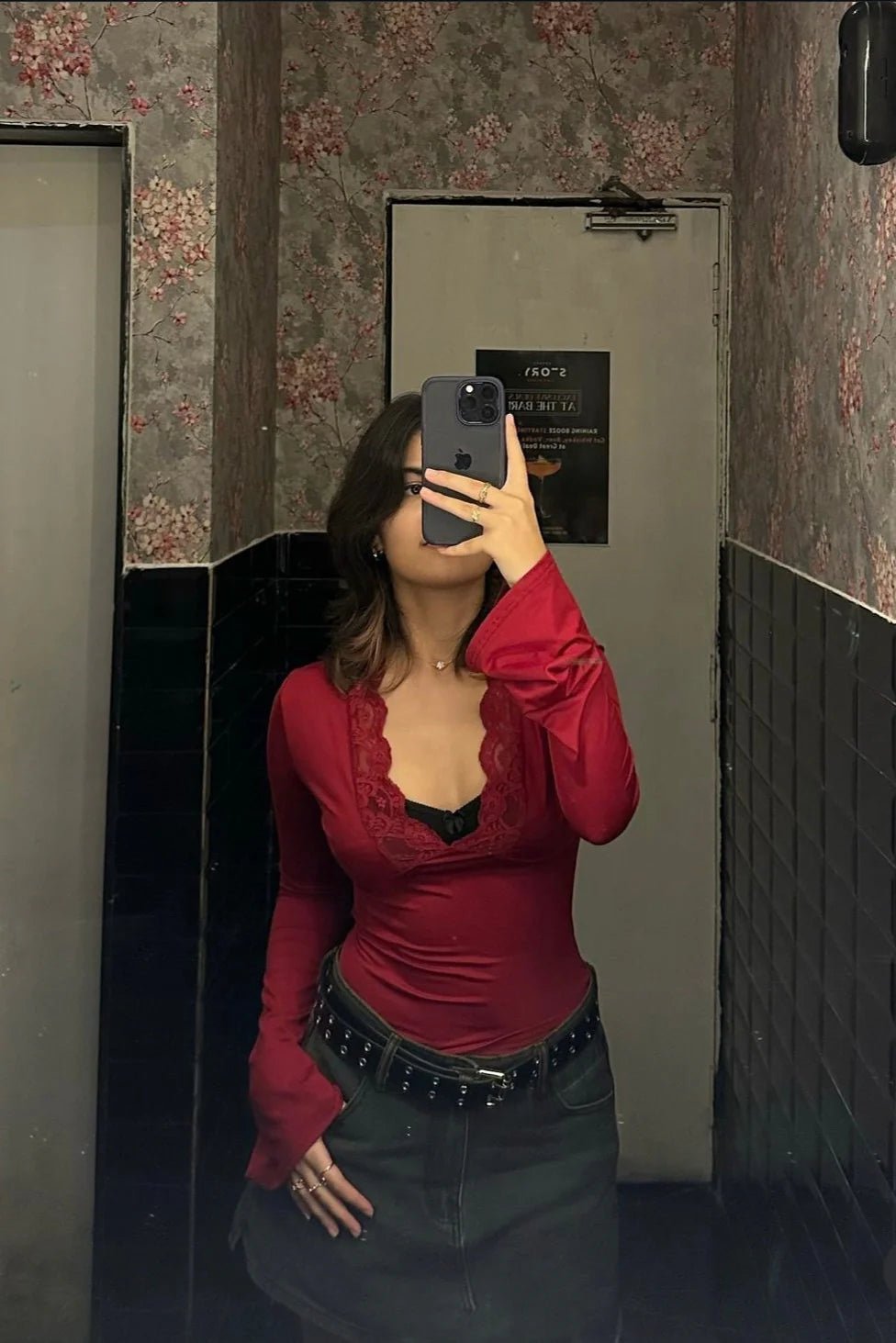 Top Gaelle com mangas de sino e acabamento em renda