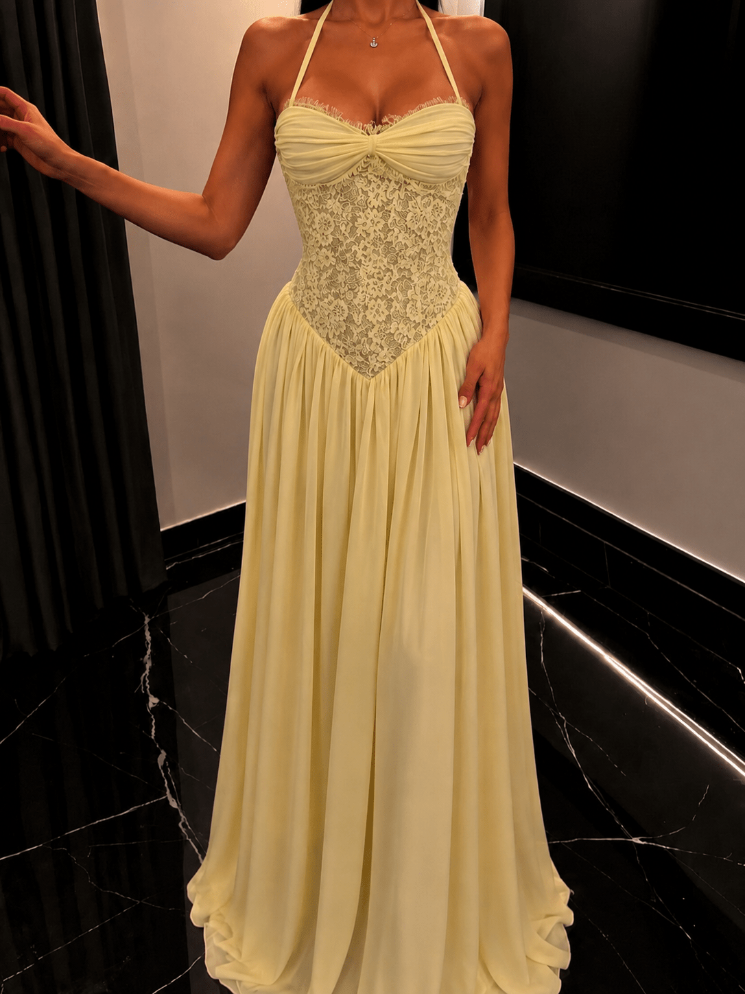Vestido maxi de corpete com decote halter Gloria