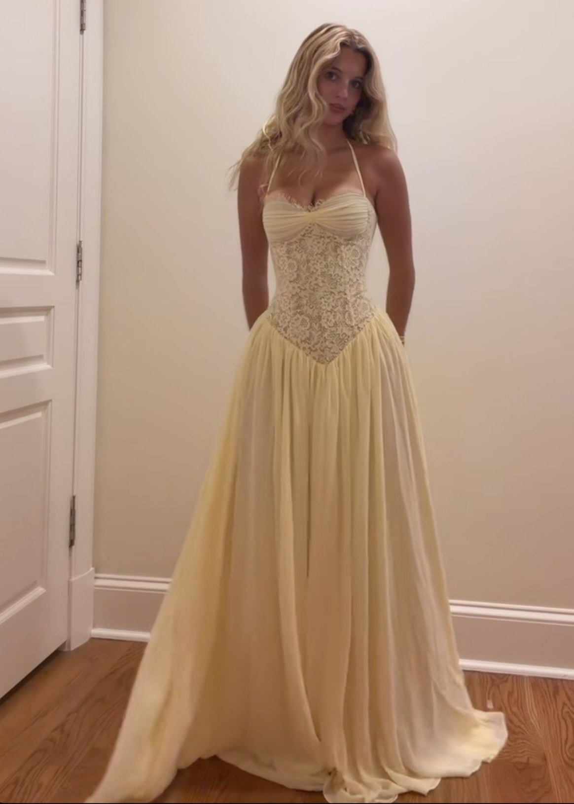 Vestido maxi de corpete com decote halter Gloria