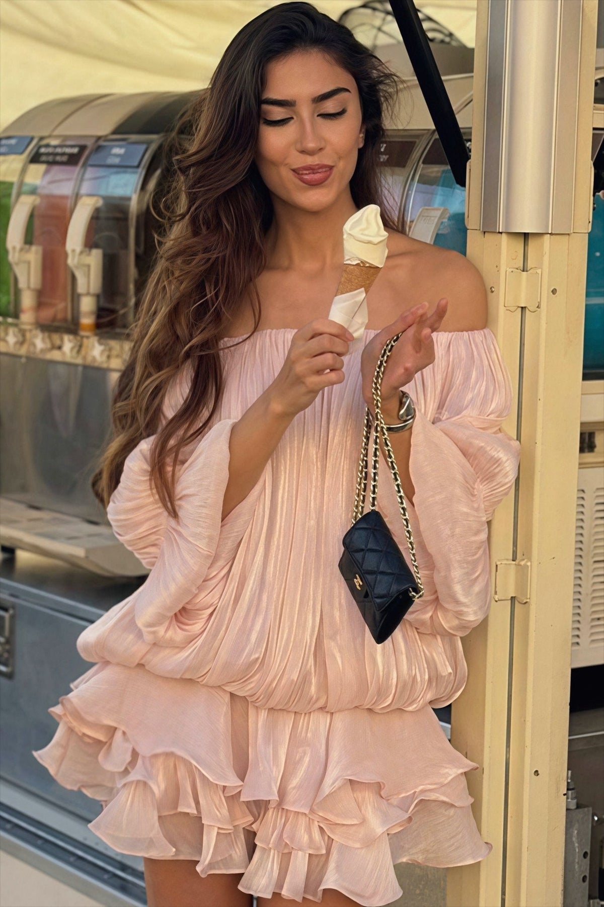 Mini vestido com folhos em camadas e ombros descobertos Greta