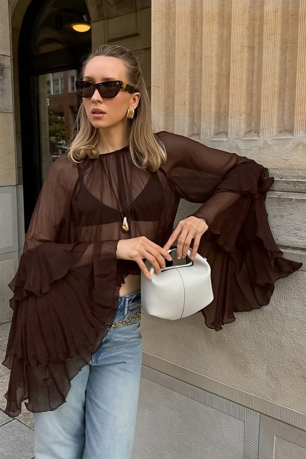 Blusa de chiffon Greta com mangas em sino com folhos