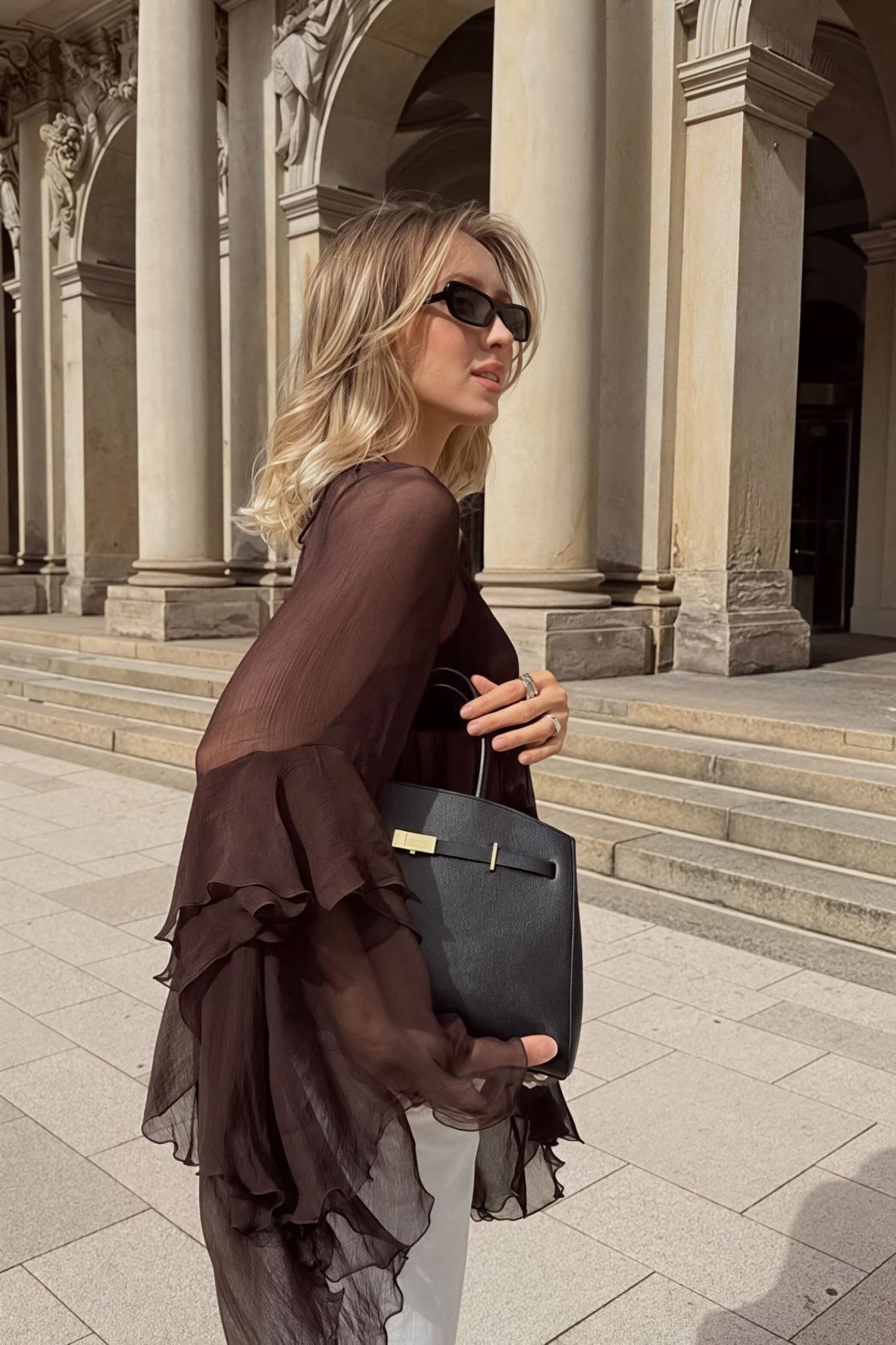 Blusa de chiffon Greta com mangas em sino com folhos