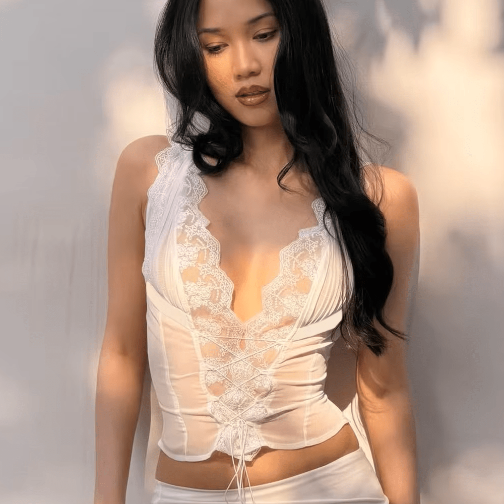 Conjunto de saia Guinevere com acabamento em renda e atilhos nas costas